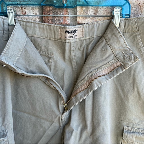 ππ£ Wrangler tan cargo shorts - Picture 3 of 9
